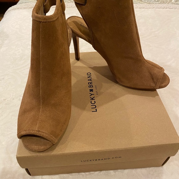 Lucky Brand NWT/NIB Women’s “Sezzah” Suede Booties 8 - Picture 2 of 12